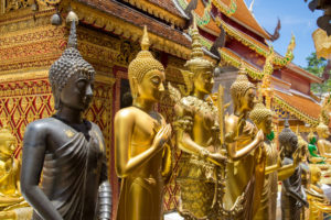Buddhafiguren in einem thailändischen Tempel.