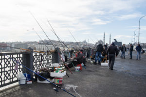 Fischer auf der Galatabrücke in Istanbul, Türkei