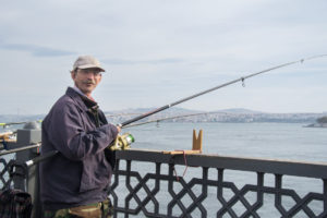 Fischer Angler auf der Galatabrücke in Istanbul, Türkei