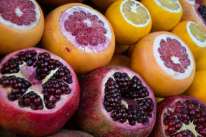 Granatäpfel und Orangen in Istanbul, Türkei