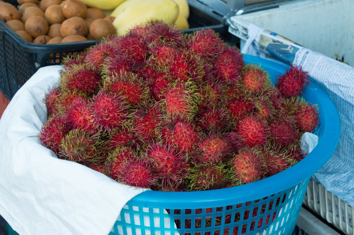 Marktstand mit Rambutan in Chiang Mai, Thailand
