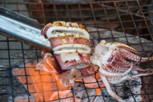 gegrillter Tintenfisch auf dem Nachtmarkt in Chiang Mai, Thailand