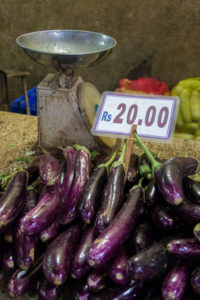 Auberginen in der Markthalle in Port Louis, Mauritius