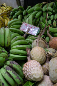 Bananen und Cherimoya in der Markthalle in Port Louis, Mauritius