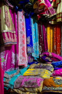 Ein Marktstand mit Stoffen und Saris auf Mauritius