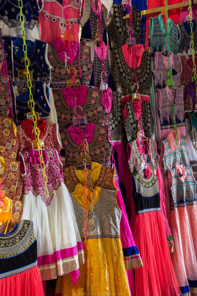 Traditionelle Kleider auf einem Marktstand auf Mauritius