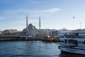 Fähre auf dem Bosporus in Istanbul mit Moschee im Hintergrund, Türkei