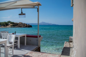 In Almyrida af Kreta liegen die Restaurants teilweise direkt am Wasser!