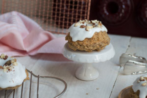 Rezept Bananenkuchen mit Haselnuss Gugelhupf glutenfrei laktosefrei Gugelhupfkuchen auf Etagere mit Zuckerguss