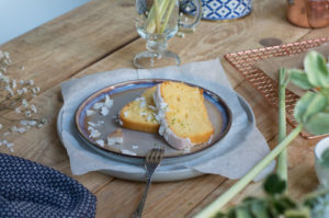 Stücke mit glutenfreiem und laktosefreiem Zitronengras Kokos Kuchen