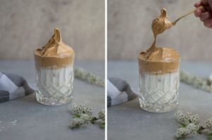 Rezept Dalgona Coffee Glas mit Kaffee Löffel mit Kaffeeschaum