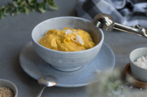 Rezept Mango Kokos Eis Sorbet Frühstücksbowl mit Mango Nicecream