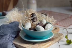 selbstgemachtes glutenfreies, veganes Kokoskonfekt schmeckt wie Bounty