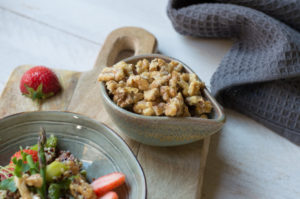 Schälchen mit karamallisierten Walnüssen als Salattopping