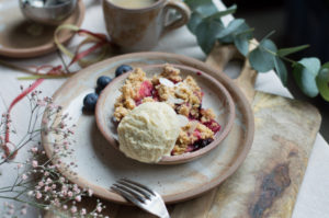 Rhabarber Crumble mit Vanilleeis glutenfrei laktosefrei