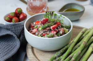 Bowl mit Spargel-Erdbeer-Salat und Quinoa