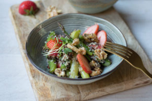 Salatschälchen mit Spargel-Erdbeer-Salat mit Quinoa