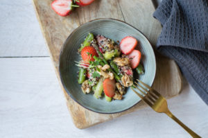 Salatschälchen mit Spargel-Erdbeer-Salat mit Quinoa