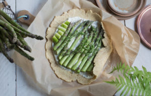Zubereitung einer glutenfreien Galette mit grünem Spargel