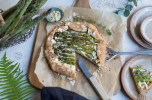 glutenfreie und laktosefreie Galette mit grünem Spargel
