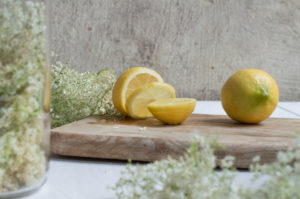 geschnittene Zitronen kommen als Zutat in Holunderblütensirup