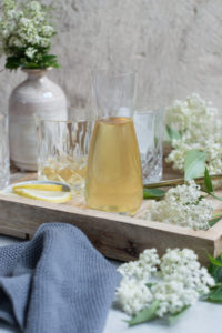 Holunderblütensirup in Karaffe