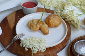 ausgebackene Holunderblütenküchlein Hollerküchlein