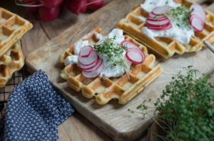 Rezept für glutenfreie, herzhafte Waffeln mit Käse und Petersilie