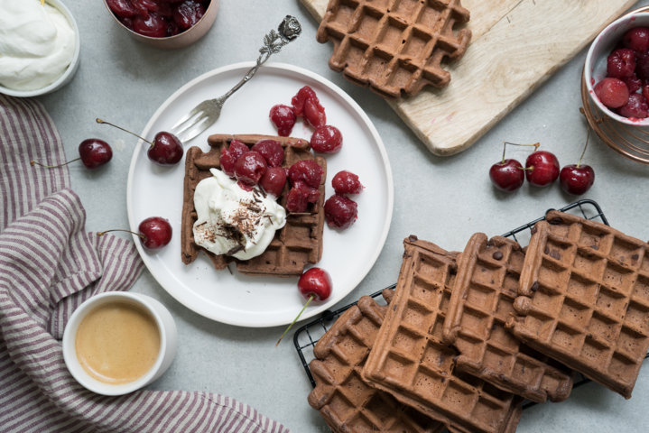 Rezept: Schwarzwälder Kirschwaffeln mit frischen Kirschen