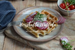 Rezept für herzhafte, glutenfreie Waffeln mit Käse und Petersilie