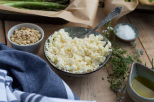 Der Hirtenkäse kann am besten mit einer Gabel zerkleinert werden.