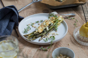 Grüner Spargel mit Hirtenkäse überbacken