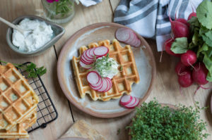 Rezept für glutenfreie, herzhafte Waffeln mit Käse und Petersilie
