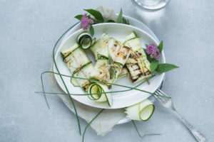 Feta-Zucchini-Päckchen eignen sich super zum Grillen!