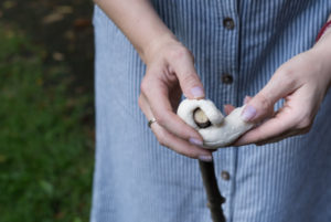 Die Zubereitung des Stockbrotes ist mit ein wenig Geschick kinderleicht!