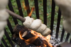 Glutenfreies Stockbrot schmeckt noch warm am besten!