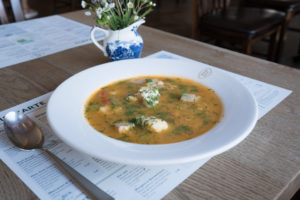 glutenfreie Fischsuppe im Speisesaal