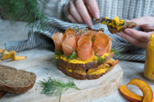 Zubereitung von herbstlichem Smörgåsar.