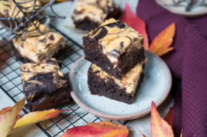 Die Süßkartoffel-Cheesecake-Brownies eignen sich super für die herbstliche Kaffeetafel!