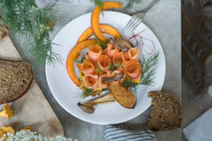 Herbstliches Smörgåsar mit Lachs