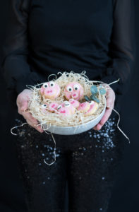 Die glutenfreien Cookies kann man super als Glücksschweine dekorieren.