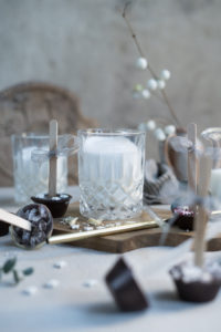 Die Schokolade am Stiel eignet sich super als kleines Geschenk!