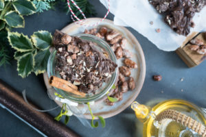 weihnachtliche Bruchschokolade mit gebrannten Mandeln