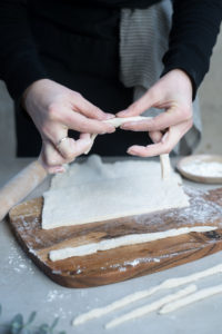 Formen der glutenfreien Grissini