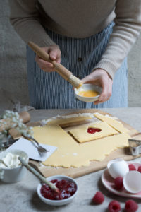 Die Cookies werden für den Glanz noch mit Eigelb bestrichen.
