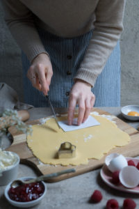 Zuschneiden der Briefumschläge.