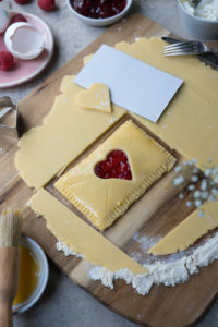 gefüllte Himbeerkekse - fertig für den Backofen