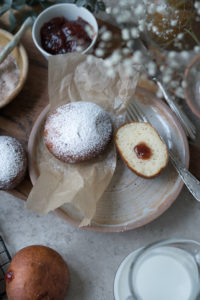 glutenfreie Berliner mit Erdbeerkonfitüre