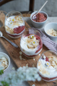 leichtes Rhabarber-Schichtdessert