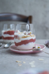 Rhabarber-Schichtdessert